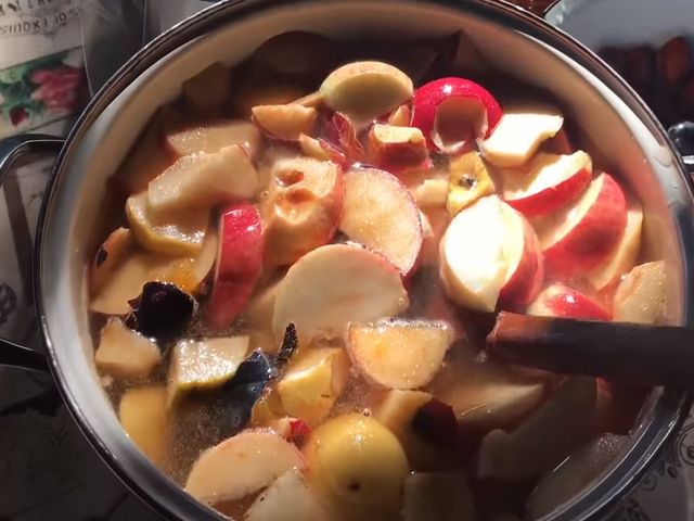 лить воду